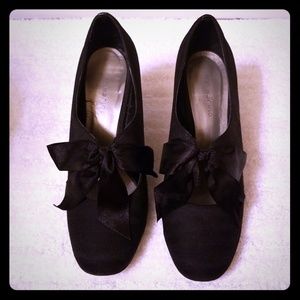 Ann Marino Black Pumps with bow detail Size 10